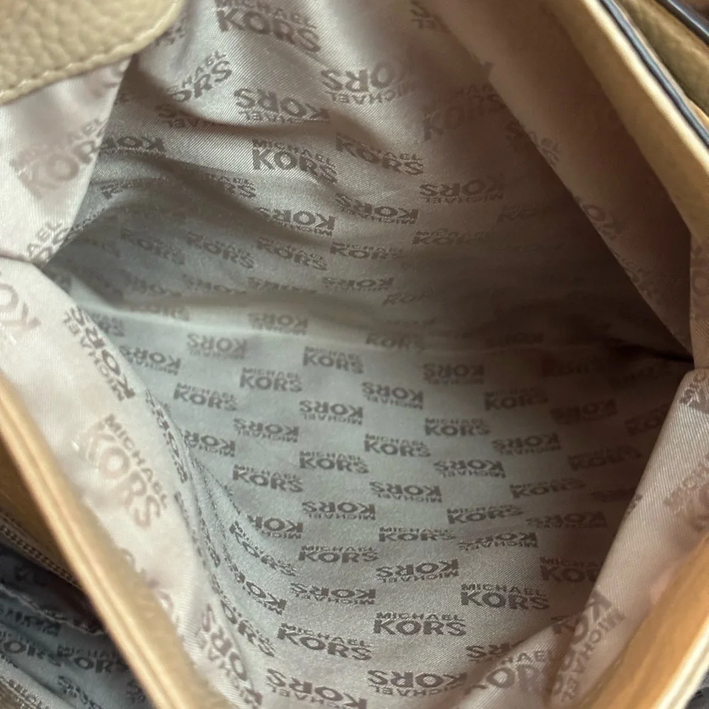 🤍🤎 MICHAEL KORS LIGHT TAN LEATHER WHIPPED CHELSEA BAG!